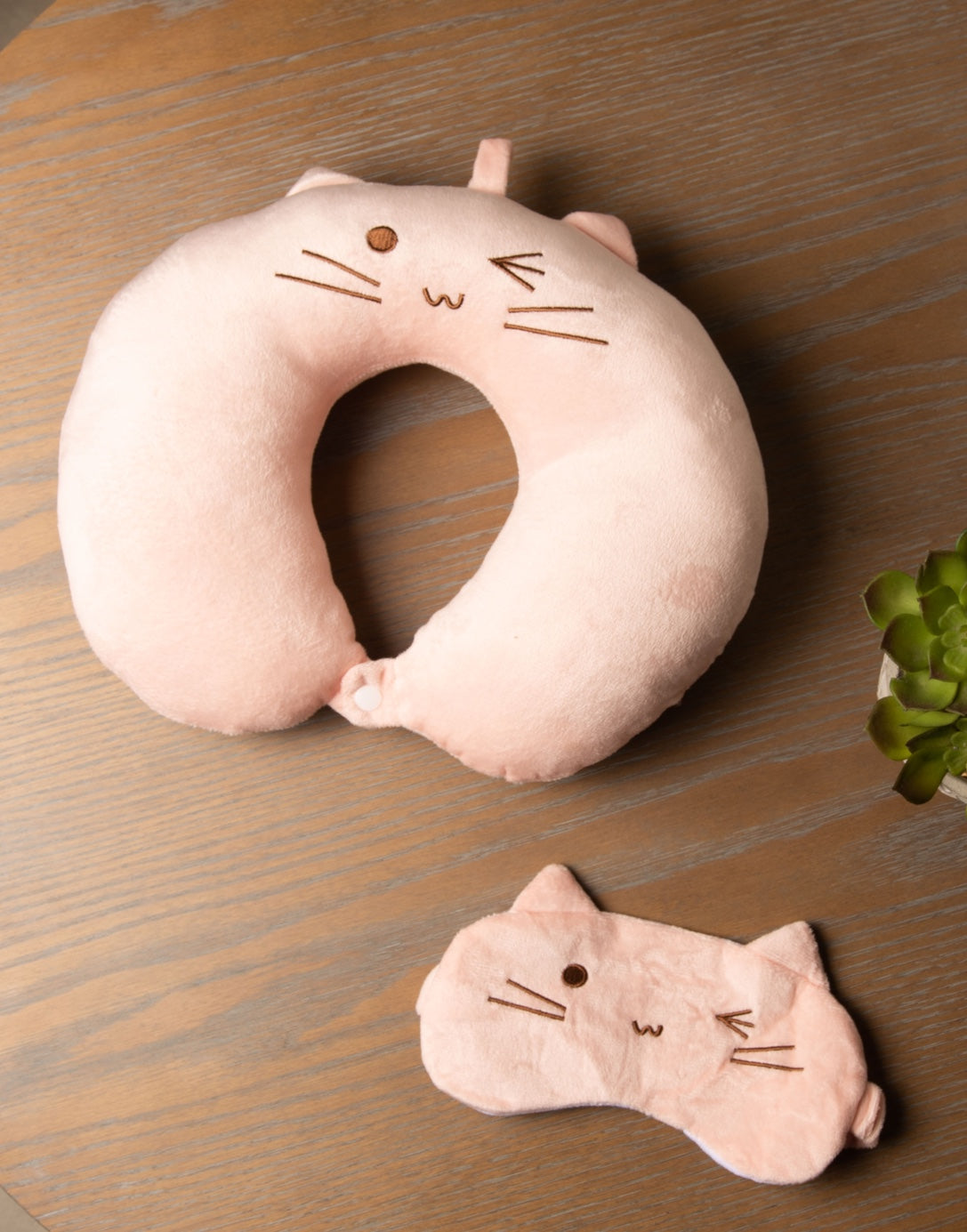 Front view of Travel Pillow Eye Cover Set.