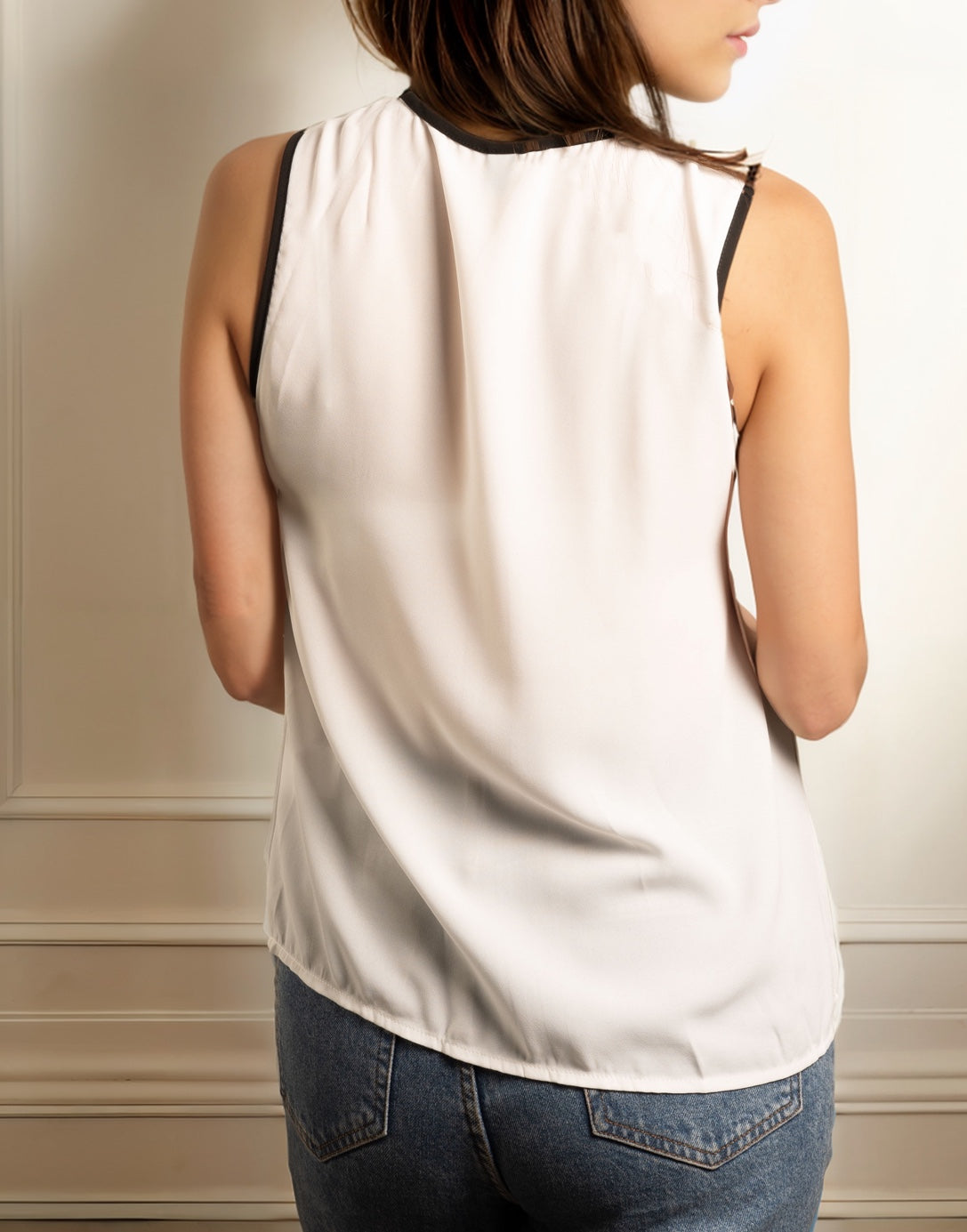 Back view of Contrast Binding Sleeveless Blouse.